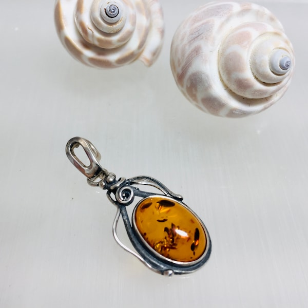 Colgante clásico de ámbar, Joyería de ámbar y plata, Colgante vintage de ámbar, Colgante de plata, Joyería vintage, Collar de ámbar, Piedra de ámbar, Bernstein