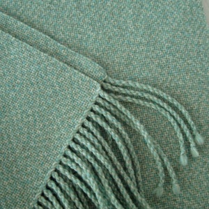Handgewebter mintfarbener Wollschal • Weicher, blau-grüner Wrap mit Fransen • Eleganter Wollschal • Kuschelige Stola • Slow Fashion Geschenk für Sie
