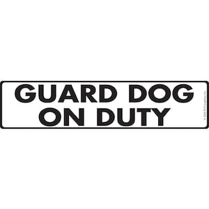 Puede incluir: Un letrero en blanco y negro con el texto "GUARD DOG ON DUTY".