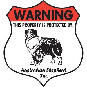 Puede incluir: Un cartel de advertencia blanco y rojo con borde negro. El cartel tiene forma de escudo y tiene el texto "WARNING" en letras negras. El texto "THIS PROPERTY IS PROTECTED BY:" está debajo de la palabra "WARNING". Una ilustración en blanco y negro de un perro pastor australiano está en el centro del cartel. El texto "Australian Shepherd, Inc." está en la parte inferior del cartel.