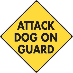 Op de afbeelding: Een geel, ruitvormig waarschuwingsbord met zwarte tekst die "ATTACK DOG ON GUARD" luidt.