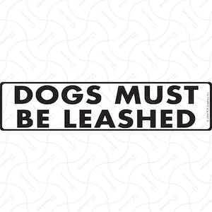 Può includere: Un cartello bianco e nero con il testo "DOGS MUST BE LEASHED".
