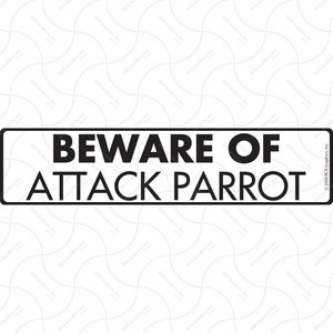 Op de afbeelding: Een zwart-wit waarschuwingsbord met de tekst "BEWARE OF ATTACK PARROT" in een vet, sans-serif lettertype.