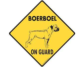 Peut inclure: Un panneau de signalisation jaune en forme de losange avec du texte noir et une silhouette noire d'un chien Boerboel. Le panneau indique "Boerboel On Guard".