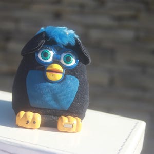 Zabawka typu fast food Furby McDonalds w kolorze czarnym z niebieskim futerkiem z 2001 r., zabawki dla dzieci, zabawki Happy Meal, wymagają baterii, zabawki z lat 2000.