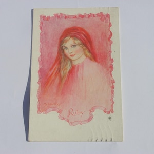 Cartão postal infantil vintage, ilustrador M Sowerby, Ruby, série Little Jewels, carimbo postal de 1923, história social, nostalgia da infância