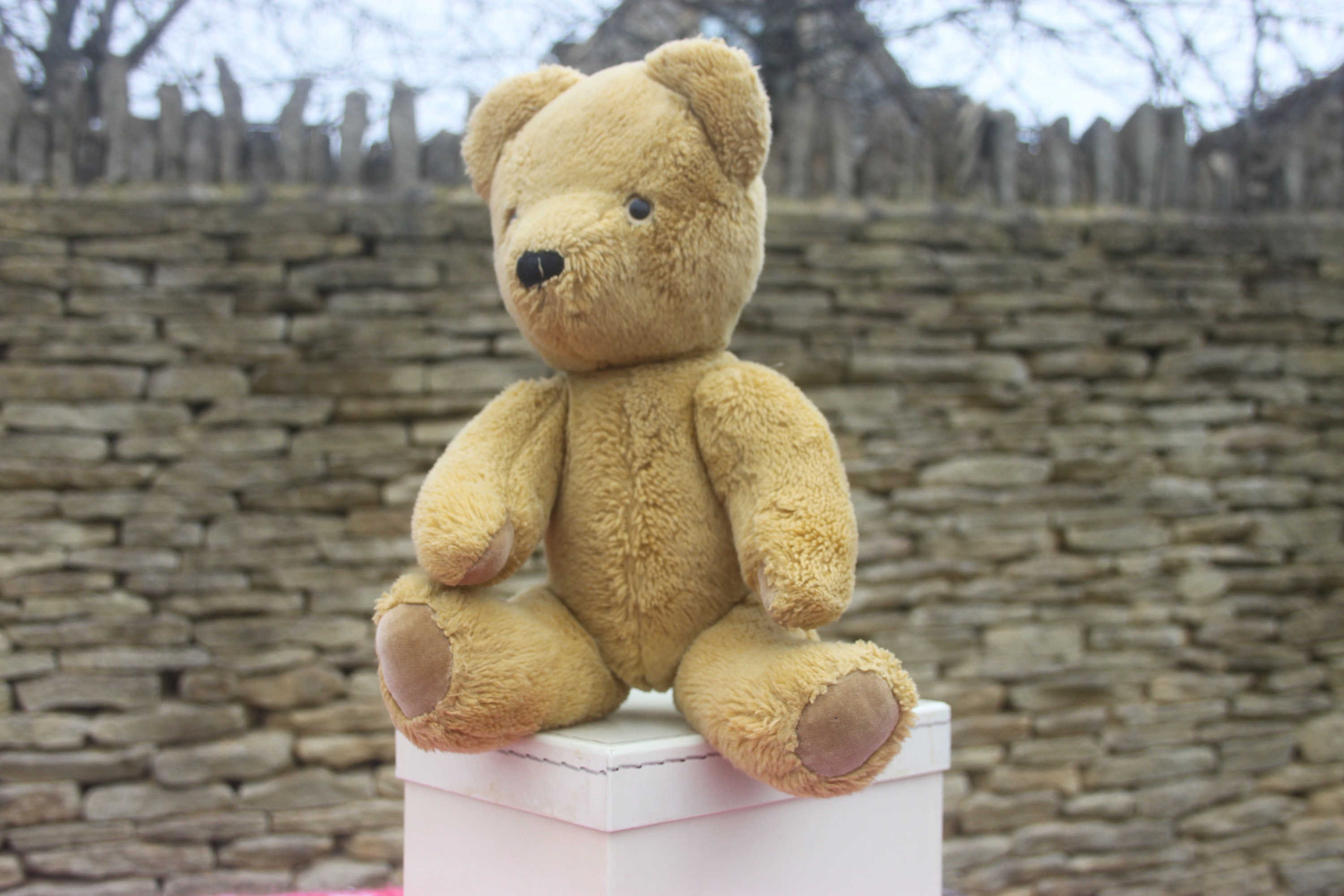 Vintage Toosi Pegs orsacchiotto snodato imbottito dorato inglese