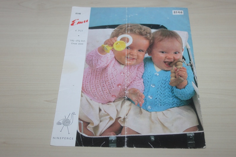 Vintage knitting pattern, babies' clothes, cardigans, Emu pattern 8146, 18.5 inches to 21.5 inches chest size, 4 ply wool, 1960s 画像 1