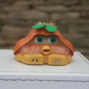 Zabawka Furby Vintage 2001 McDonalds pomarańczowa obudowa zielone oczy zielone anteny, zabawki elektroniczne, zabawki dla dzieci, zabawki z lat 2000