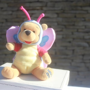 Disney Pooh Mütze Schmetterling Pooh original Karte Anhänger Winnie the Pooh Plüschtier, Kinderspielzeug, Plüschtier, Plüschbär, A A Milne