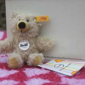 Steiff Miniatur Schlüsselanhänger Bär Charly, Karteikarte Knopf Beschriftung komplett, niedliches Stofftier Bär, Plüschbär, Stofftier, Taschenanhänger