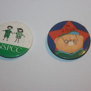 Distintivi in plastica vintage Andrew Brownsword bear I'm a Star e distintivo di beneficenza NSPCC, distintivi anni '90, regali e biglietti aggiuntivi