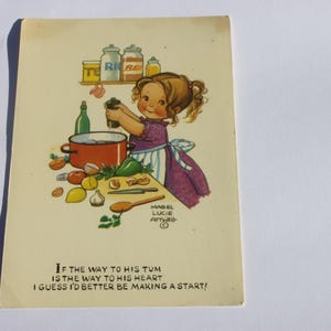 Cartão postal vintage de Mabel Lucie Attwell, por volta da década de 1970, criança fofa cozinhando na cozinha, cartões postais infantis, ilustradora de livros infantis