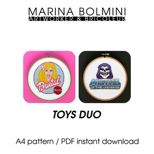 Può includere: Un modello di punto croce digitale che presenta due immagini. La prima immagine è un punto croce rosa e blu di una bambola Barbie con il testo "Brutal Truth". La seconda immagine è un punto croce viola e blu del personaggio di He-Man Skeletor con il testo "Masters of the Universe". Il testo "TOYS DUO" è sotto le immagini. Il testo "Modello A4 / Download immediato PDF" è sotto il testo "TOYS DUO".