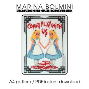 Può includere: Schema di punto croce con due ragazze con capelli biondi e abiti blu, che si tengono per mano. Le ragazze sono in piedi su uno sfondo rosso con il testo "COME PLAY WITH US" in lettere rosse. Lo schema è incorniciato da un bordo nero.