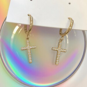 Gold Kreuz Ohrringe, Kreuz Schmuck, Gold Ohrringe, Kreuz Ohrringe, Zarte Kreuz Ohrringe, Handgemachte Ohrringe, Schmuck für jeden Tag