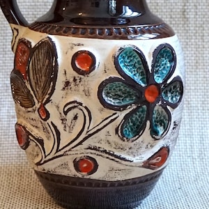 Studio Keramik Vase Krug mit geprägten Blumen aus den 60er Jahren