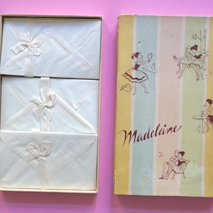 Cancelleria Madeleine degli anni '50 in una bellissima confezione regalo con una ragazza sottoveste