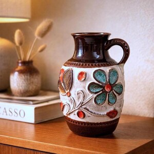 Studio Keramik Vase Krug mit geprägten Blumen aus den 60er Jahren