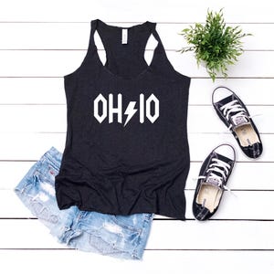 Könnte beinhalten: Schwarzes Tanktop mit einem weißen Aufdruck, der "OHIO" mit einem Blitz zwischen dem "O" und dem "I" sagt.