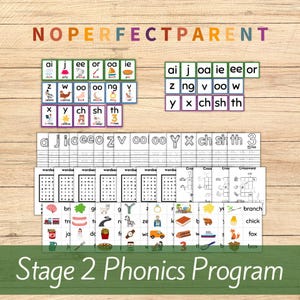 Puede incluir: Un conjunto de tarjetas de fonética coloridas con imágenes y combinaciones de letras. Las tarjetas están dispuestas en filas y columnas sobre una superficie de madera. El texto en las tarjetas incluye las letras "ai", "ee", "or", "oa", "ie", "z", "ng", "v", "oo", "w", "y", "ch", "sh", "th", "j", "oo", "oo", "Y", "X", "ch", "sh", "th", "3", "three".