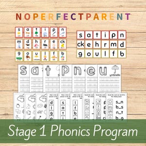 Könnte beinhalten: Ein Satz druckbarer Phonetik-Arbeitsblätter für Kinder. Die Arbeitsblätter zeigen die Buchstaben s, a, t, p, n, e und u. Es gibt auch Bilder von Objekten, die mit jedem Buchstaben beginnen, wie z. B. eine Sonne, eine Ameise, ein Baum, ein Stift, ein Netz, ein Ei und ein Regenschirm. Die Arbeitsblätter sollen Kindern helfen, die Laute der Buchstaben zu lernen und sie zu schreiben.