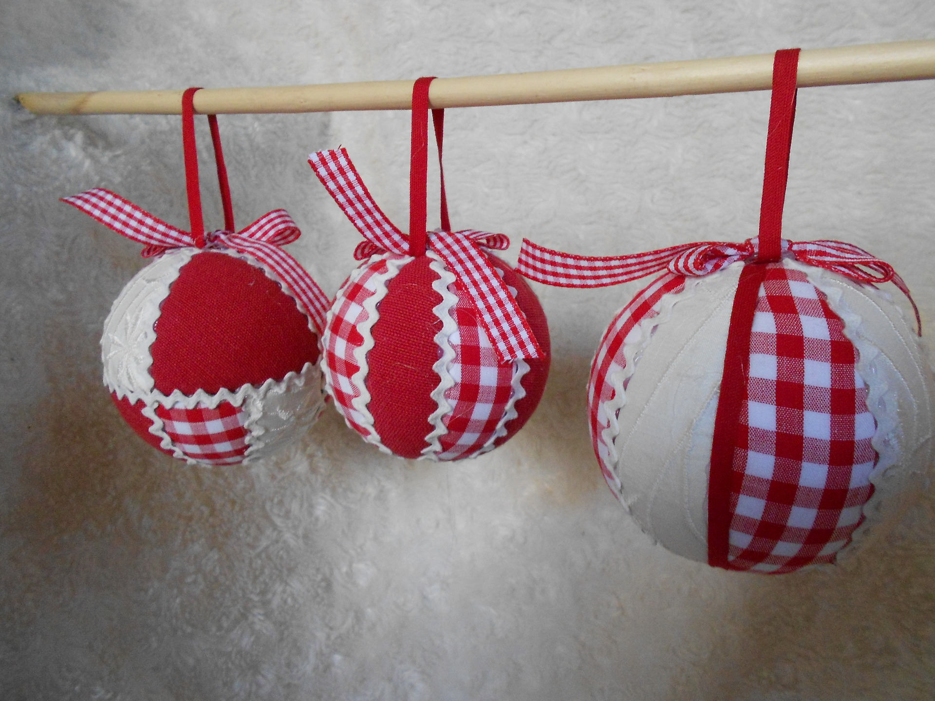 Boules de Noel Rouge et Blanche.par Lot Quatre.