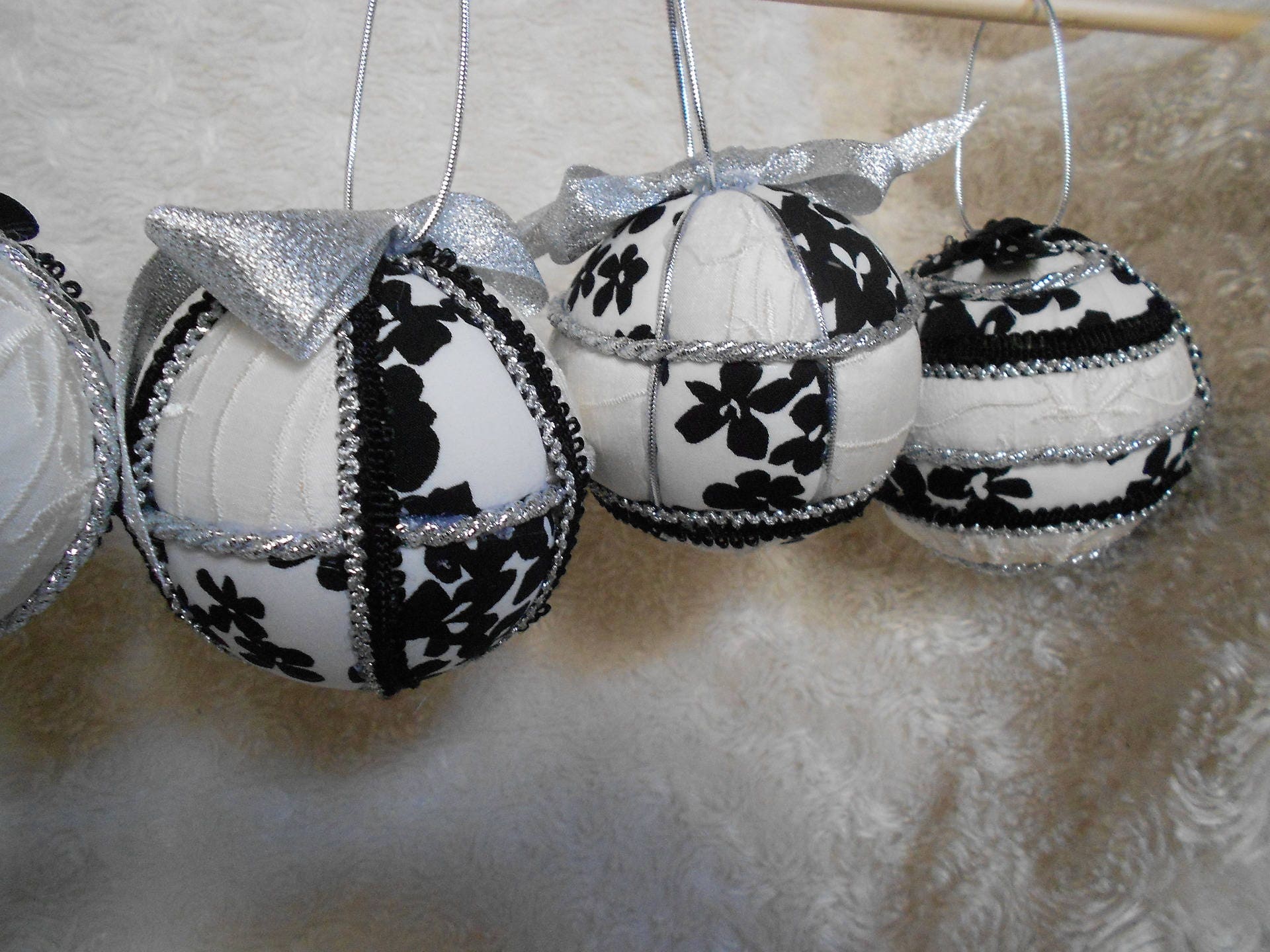 Boules de Noel Noires et Blanches.par Lot Cinq.