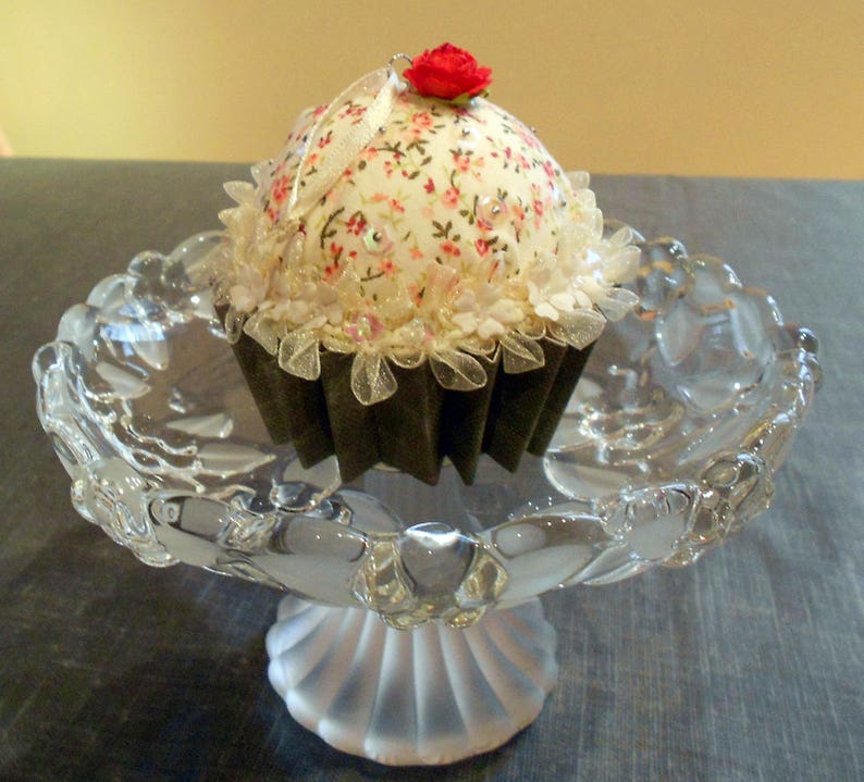 Boule De Noel En Forme De Cupcake écru Fleuri