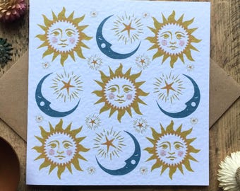 Cuerpos celestes; tarjeta de felicitación en blanco con diseño repetido de soles, lunas y estrellas en linóleo.