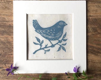 Grabado en linóleo de "Little Bird": Arte en papel Khadi impreso a mano