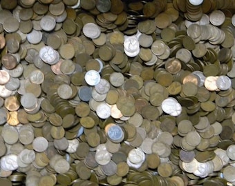 以下が含まれることがあります： 銅貨と銀貨の大きな山。コインは主に1セントと5セントの額面です。
