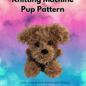 Op de afbeelding: Breipatroon voor een bruin en zwart, pluche puppy speelgoed. Het patroon bevat stap-voor-stap instructies met foto's. "Knitting Machine Pup Pattern" en "By Anke Kemp" staan in zwarte tekst op een kleurrijke achtergrond.