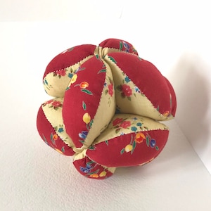 Montessori balrammelaar voor pasgeborenen. Montessoriaans spel voor kinderen van 3/5 maanden tot 1 jaar.