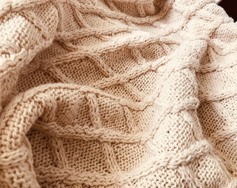 Copertina in lana per neonato ai ferri. Coperta culla e passeggino in lana beige. Abbigliamento invernale fatto a mano.