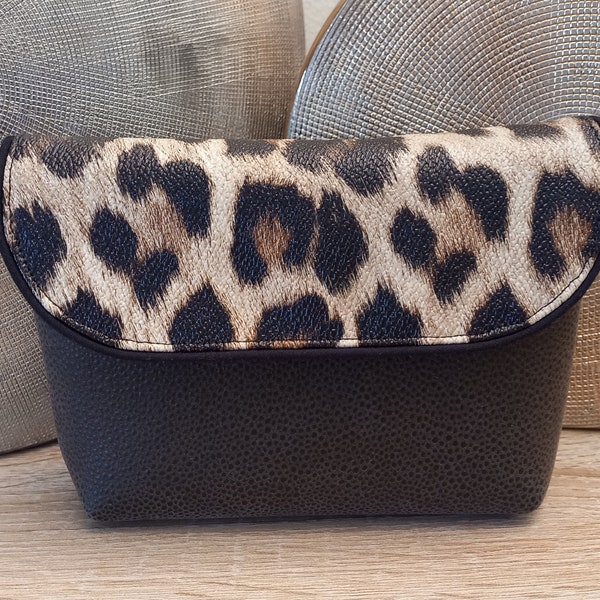 Pochette maquillage/ trousse maquillage/ pochette médicaments/ pochette leopard /pochette marron/ pochette simili cuir/marron