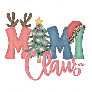 Puede incluir: Un diseño navideño caprichoso deletrea "MOM Claws" en varios colores. Las "M" están adornadas con cuernos de reno y un gorro de Papá Noel con estampado de leopardo. Un árbol de Navidad con luces reemplaza la "I" en el medio.