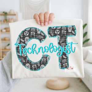 Puede incluir: Camiseta color crema con las palabras "CT Technologist" en escritura turquesa. Las letras "CT" están rellenas con un patrón de calaveras y esqueletos. Una camiseta gráfica de temática médica.