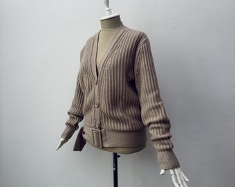 Cárdigan de punto acanalado grueso y estructurado para mujer, 100% cachemir puro. Corte holgado con cuello en V.