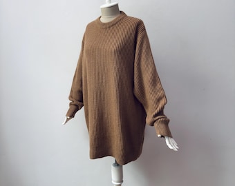 Jersey de punto acanalado grueso con cuello redondo, 100% pelo de camello suave y corte holgado.