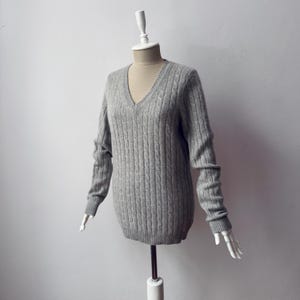 100% Pure Cashmere - Women&#39;s Deep V-neck Cable Knit Light Gray Jumper