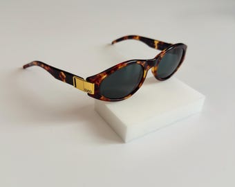 Vintage Gucci GG 2411/S Tortoiseshell Sunglasses with Gold Accents