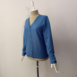 100% Soft Merino Wool - Women&#39;s V-neck Relaxed fit Knit Cardigan Blue Sweater