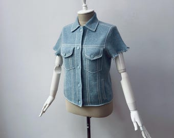 Chaqueta de mujer de manga corta en jacquard vaquero y cachemir azul claro.