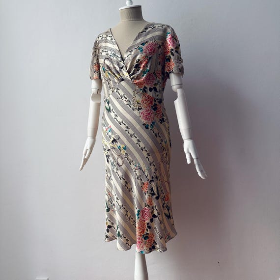 beige floral print draped midi dress Silk Ivory Rose Bodice Color:Pearl Violet %0D%0A%0D%0A%26nbsp%3B%0D%0A%0D%0A%26nbsp%3B%0D%0A*%26nbsp%3BOrder%20one%20size%20up%20for%20a%20relaxed%20fit glittering Brown Shoes with Black