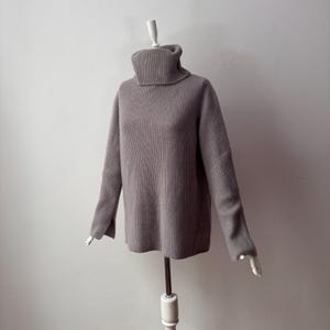 100% Pure Cashmere - Women&#39;s Loose Fit Turtleneck Knitted Dusty Gray Sweater