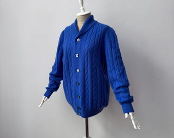 Chaqueta cárdigan azul de punto trenzado grueso con cuello chal, 100 % cachemir puro.