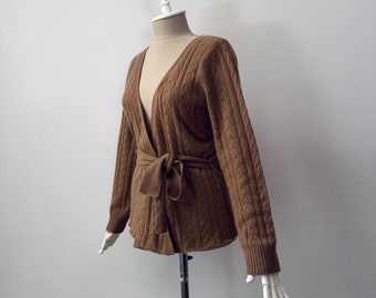 100% puro cashmere - Cardigan da donna in maglia a trecce con cintura e scollo a V