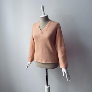Vintage - 100% Pure Cashmere - Women&#39;s V-neck Chunky Knit Creamy Orange Sweater