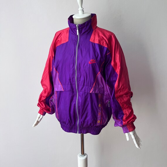 Vintage 90s NIKE Windbreaker There is 